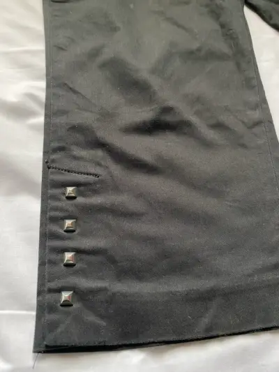 Pantalón capri negro New Direction con tachas - miniatura 3