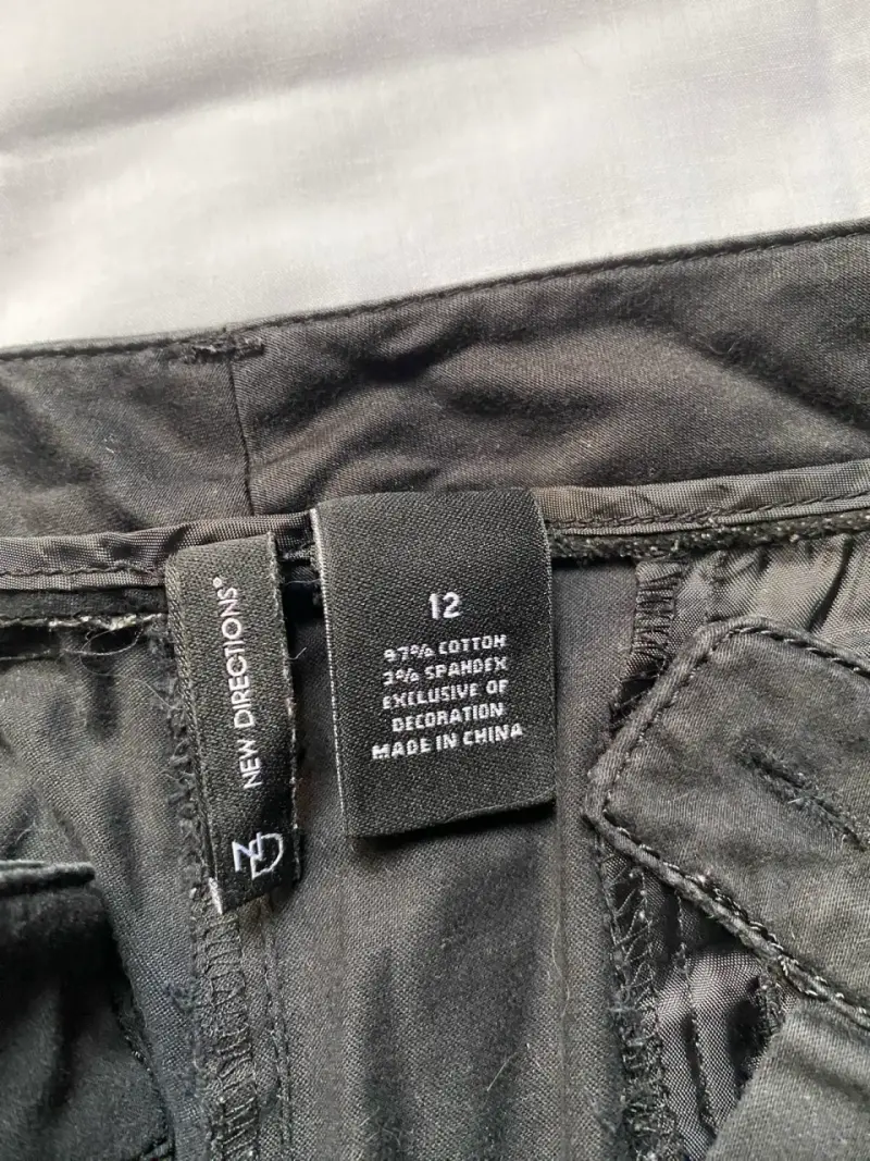 Pantalón capri negro New Direction con tachas - 4