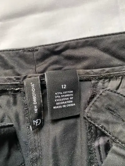 Pantalón capri negro New Direction con tachas - miniatura 4