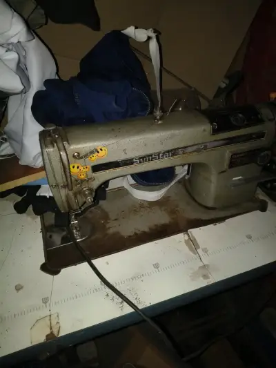 Máquina de coser  usada - miniatura 1