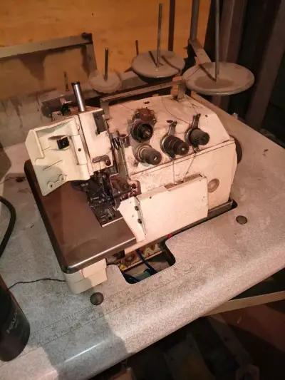 Máquina de coser  usada - miniatura 4