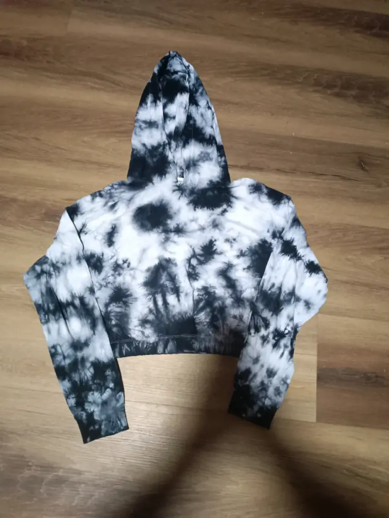 Polerón tie-dye blanco y negro