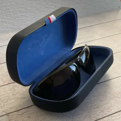 Lentes de sol negros - miniatura 4