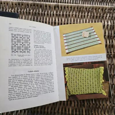 Libro antiguo de manualidades "Tus Labores" - miniatura 4