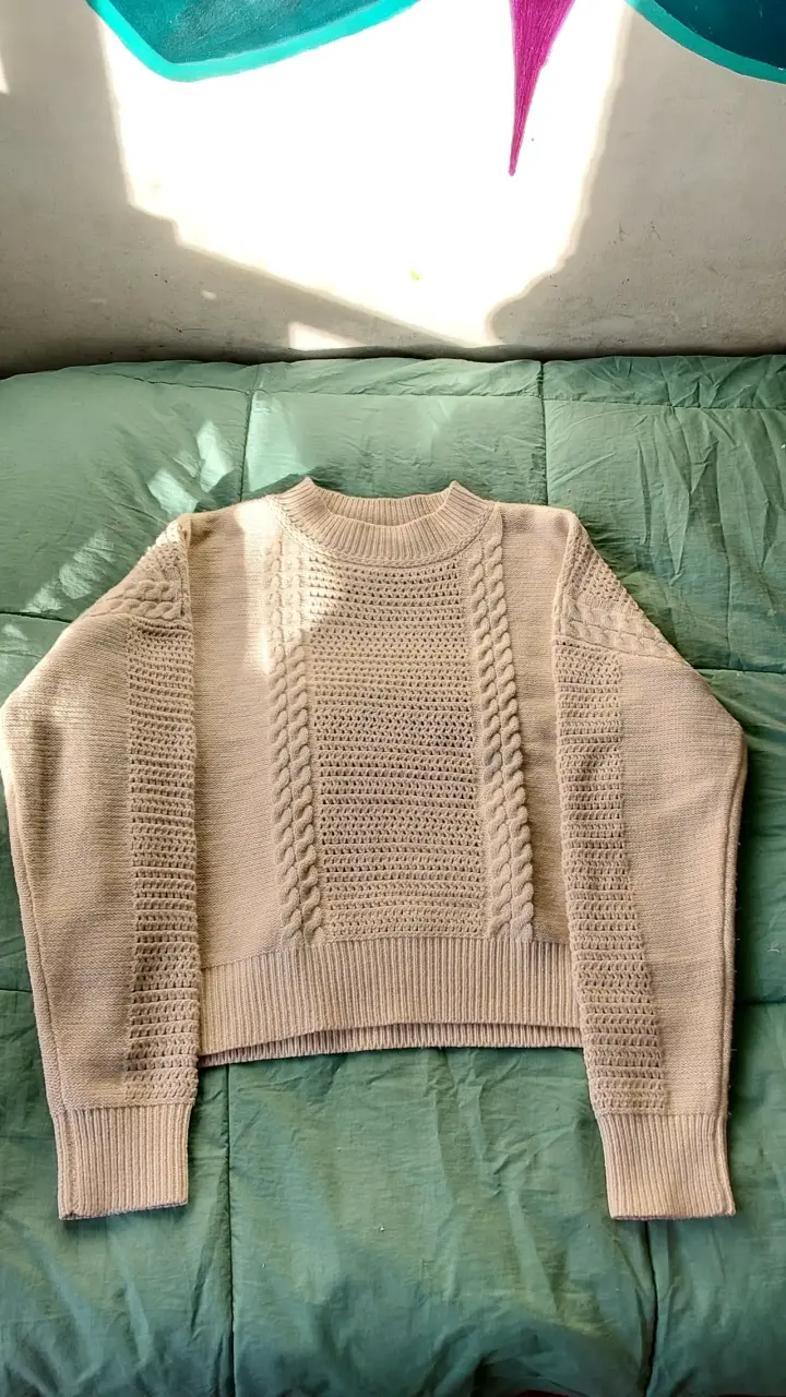 Suéter beige claro con detalles tejidos