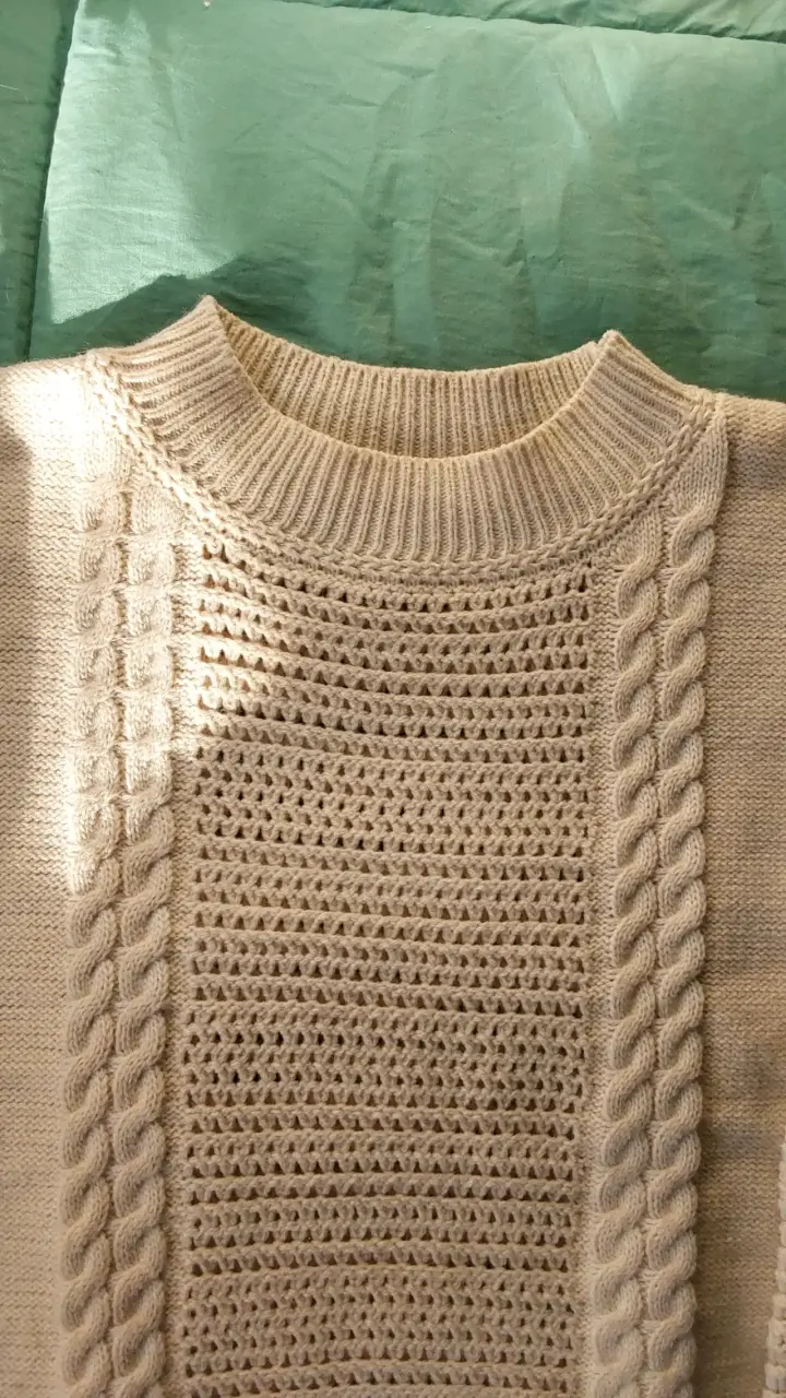 Suéter beige claro con detalles tejidos - 2
