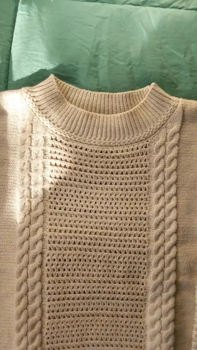 Suéter beige claro con detalles tejidos - miniatura 2
