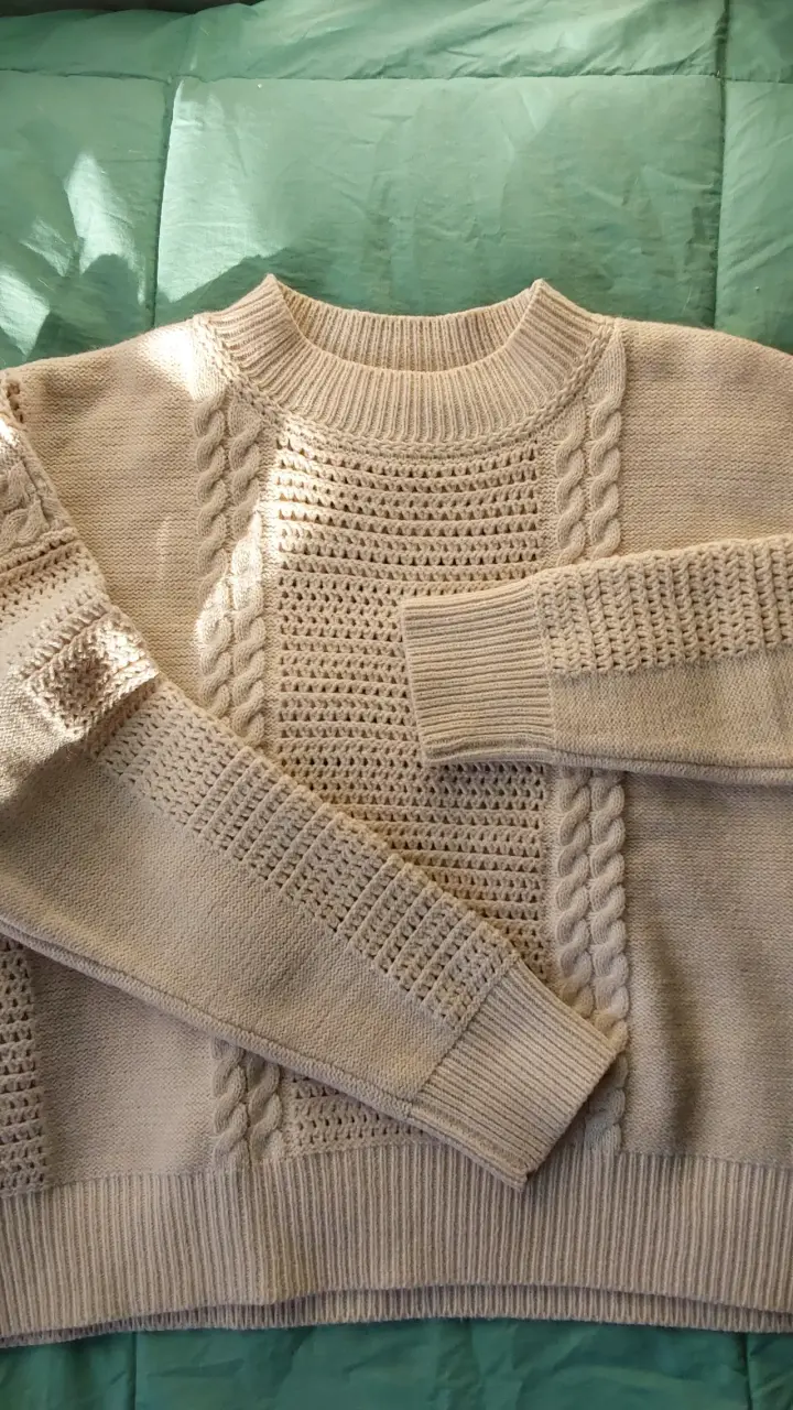 Suéter beige claro con detalles tejidos - 4