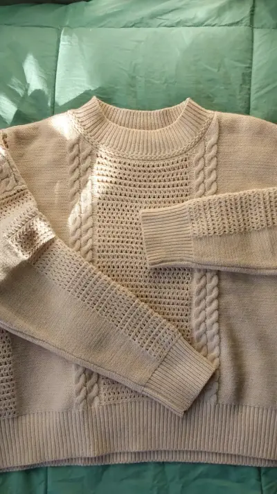 Suéter beige claro con detalles tejidos - miniatura 4