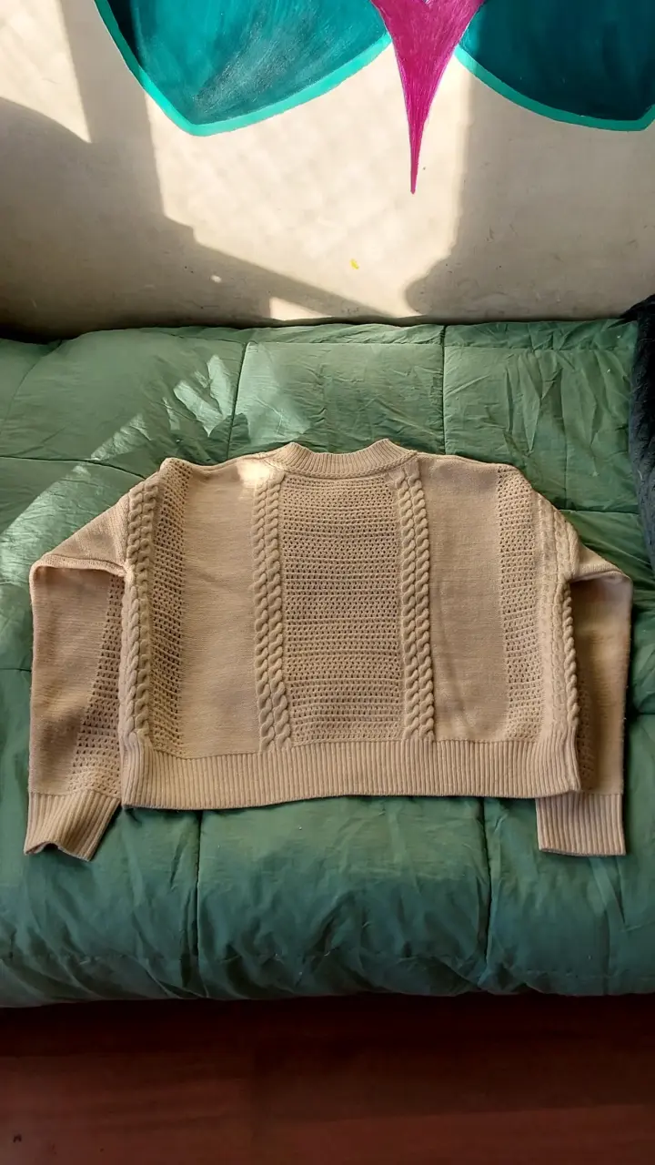 Suéter beige claro con detalles tejidos - 5
