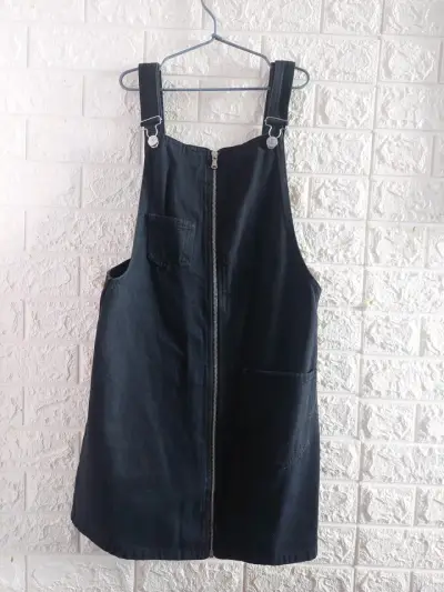 Vestido Jardinera negro con cierre delantero - miniatura 1