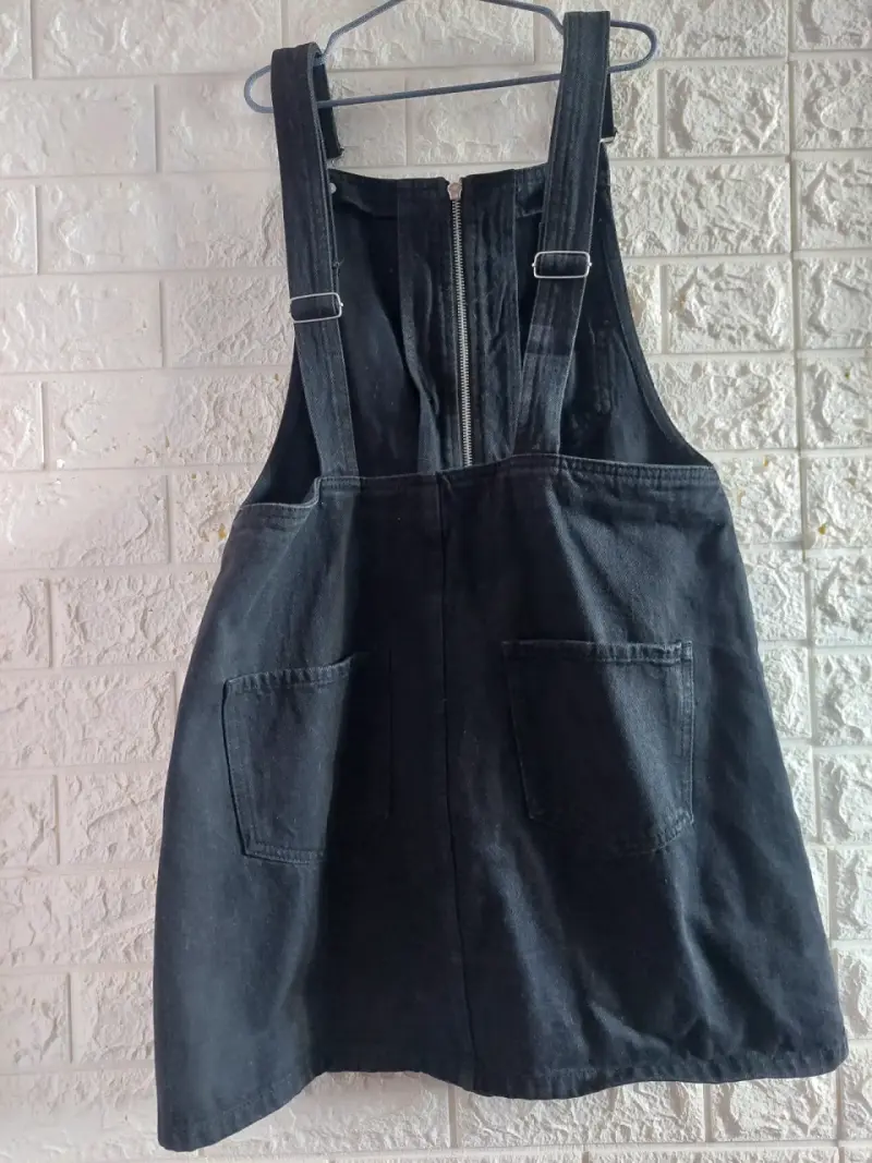 Vestido Jardinera negro con cierre delantero - 2