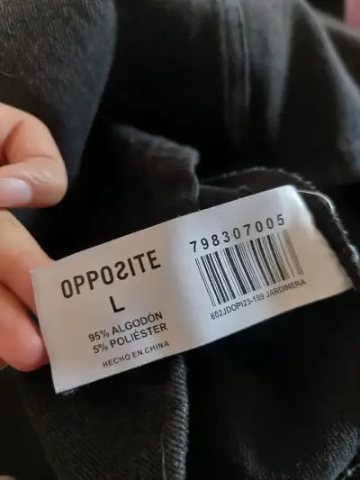 Vestido Jardinera negro con cierre delantero - miniatura 3