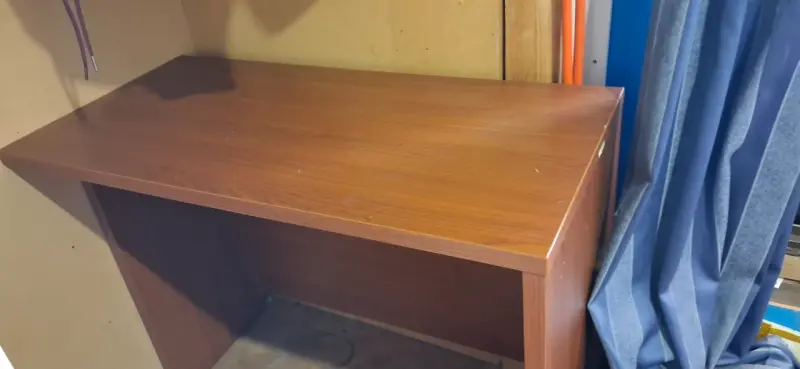 Escritorio de madera usado - 1