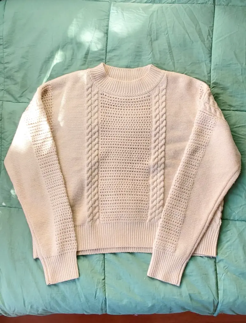 Suéter beige claro con detalles tejidos - 1