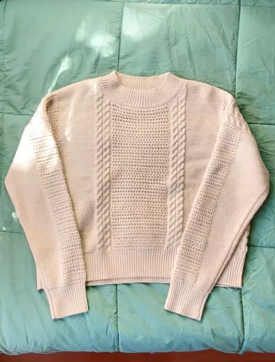 Suéter beige claro con detalles tejidos - miniatura 1