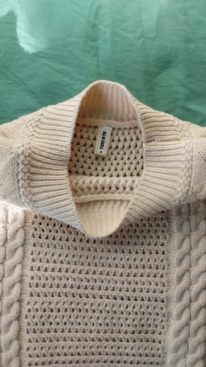 Suéter beige claro con detalles tejidos - 7
