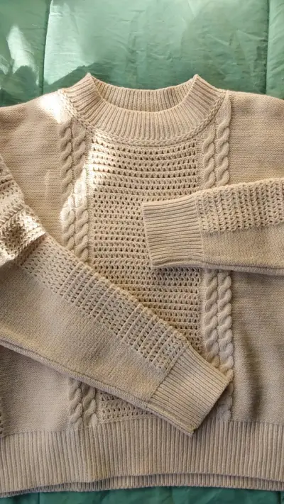 Suéter beige claro con detalles tejidos - miniatura 8