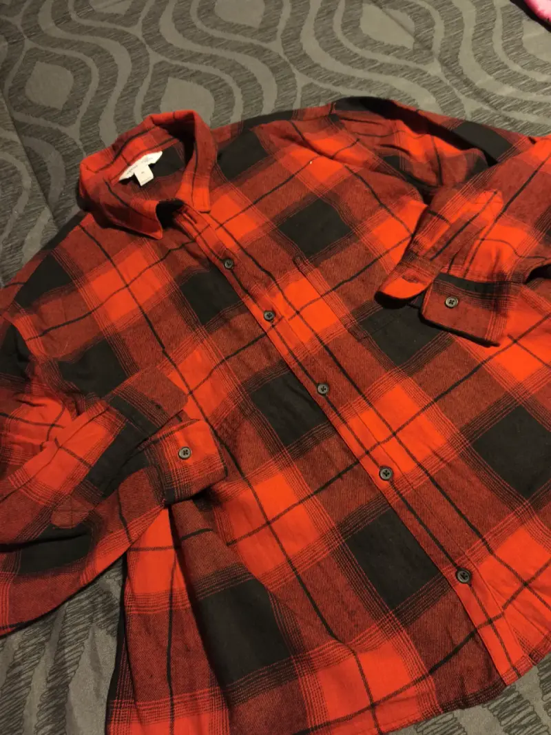 Camisa a cuadros roja y negra - 2