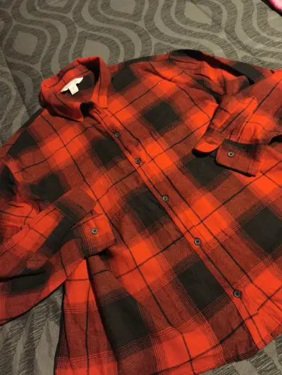 Camisa a cuadros roja y negra - miniatura 2