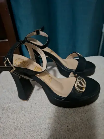Sandalias negras de tacón alto - miniatura 1