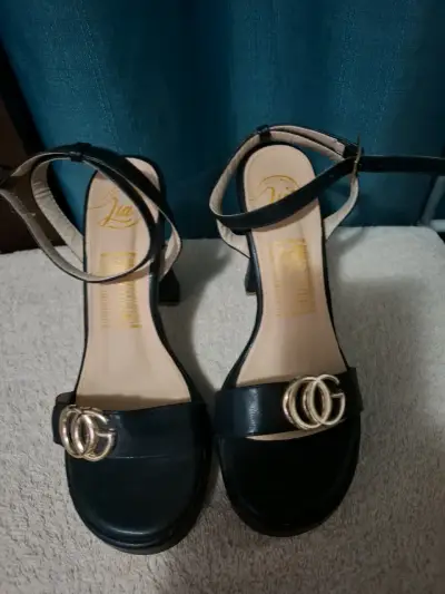 Sandalias negras de tacón alto - miniatura 2