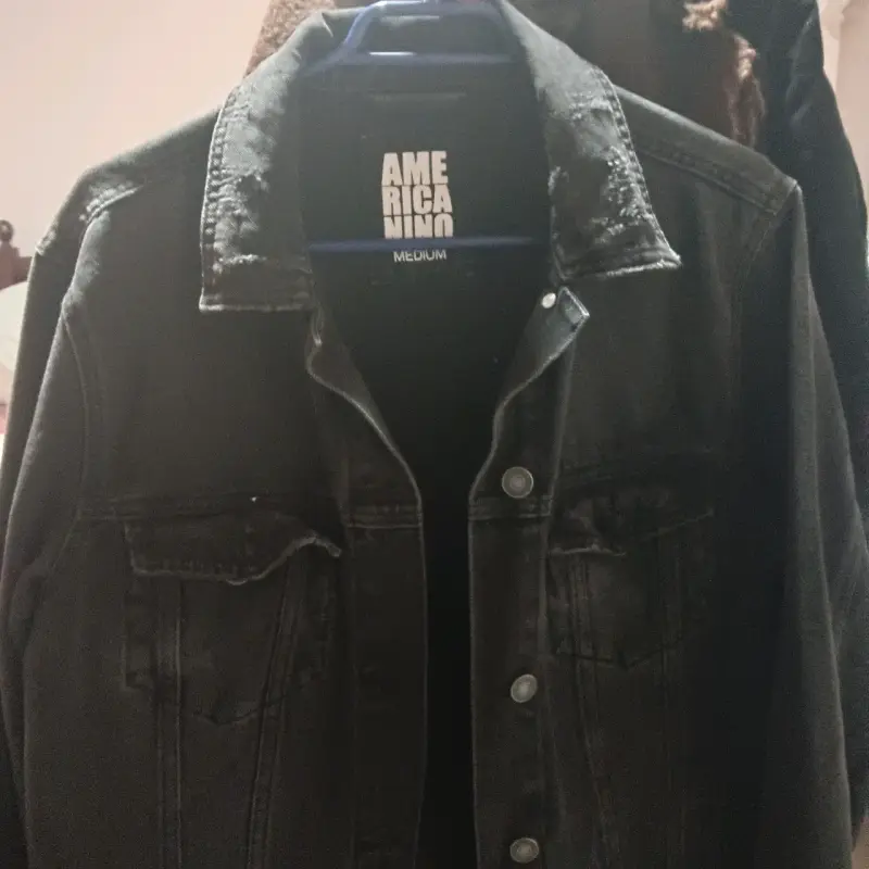 Chaqueta negra de mezclilla