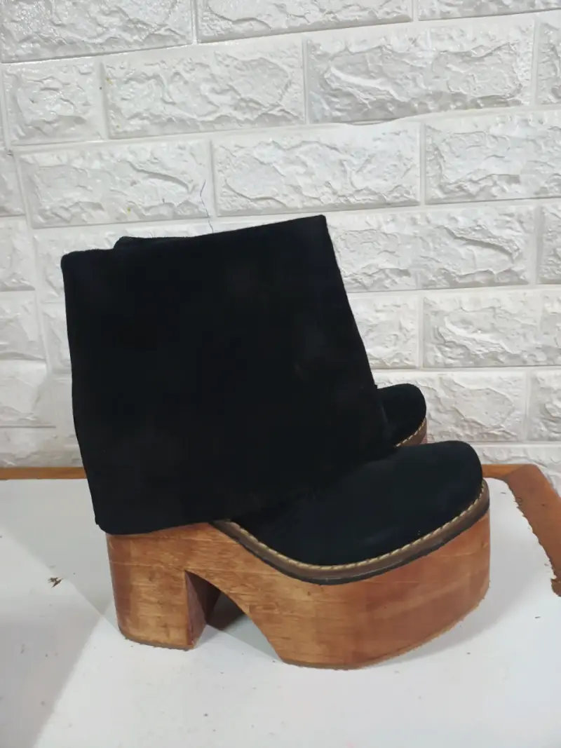 Botines negros con plataforma de madera - 1