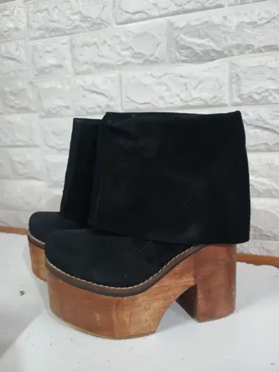 Botines negros con plataforma de madera - miniatura 2