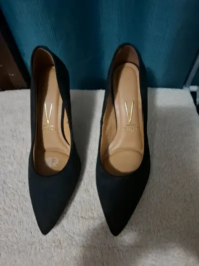 Tacones negros elegantes - miniatura 2