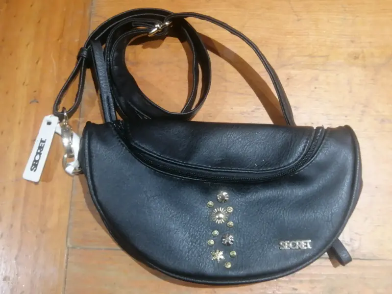Cartera secreto negra con detalles dorados - 1