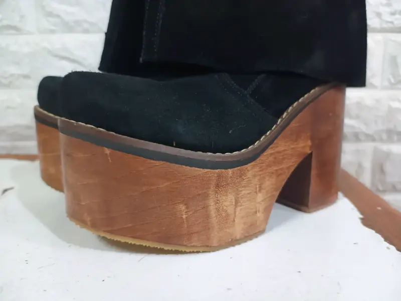 Botines negros con plataforma de madera - 4