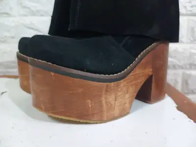 Botines negros con plataforma de madera - miniatura 4