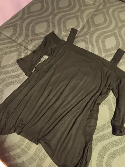 Polera con hombros descubiertos - miniatura 2