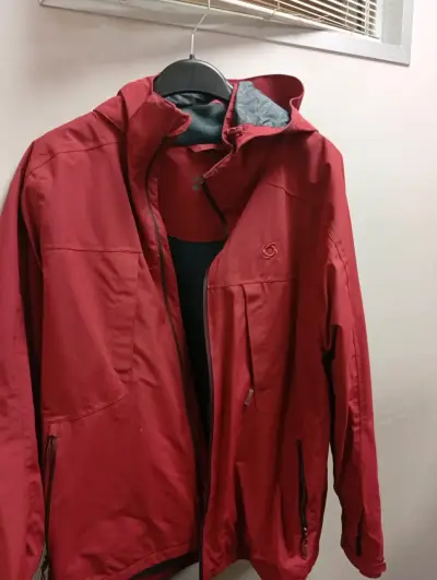 Chaqueta roja impermeable - miniatura 1