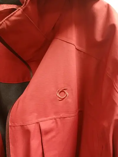 Chaqueta roja impermeable - miniatura 2