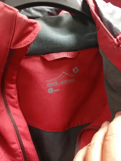 Chaqueta roja impermeable - miniatura 3