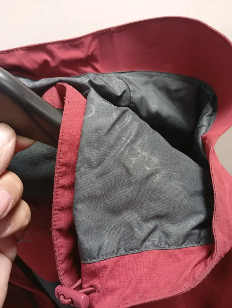 Chaqueta roja impermeable - 4