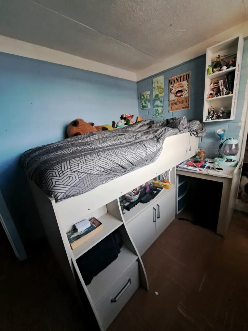 Cama alta con escritorio integrado - 2