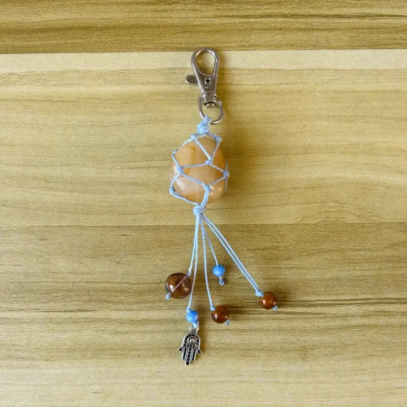 Llavero de macramé con piedra