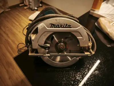 Sierra circular Makita - miniatura 1