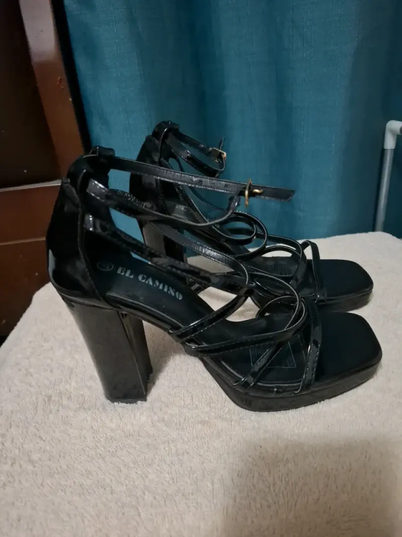 Sandalias negras de tacón alto - 1