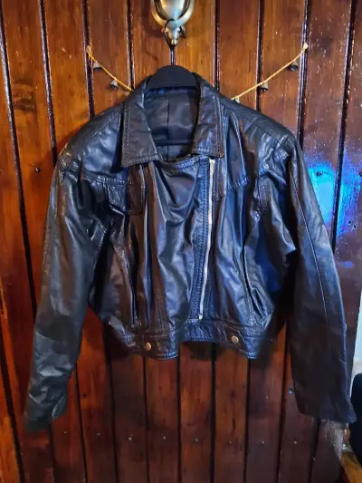 Chaqueta de cuero negra - miniatura 2