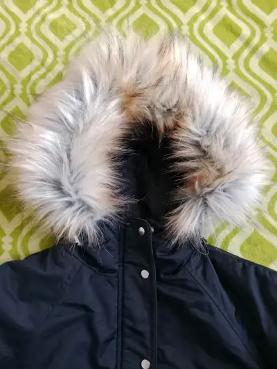 Parka negra con capucha de piel - miniatura 2