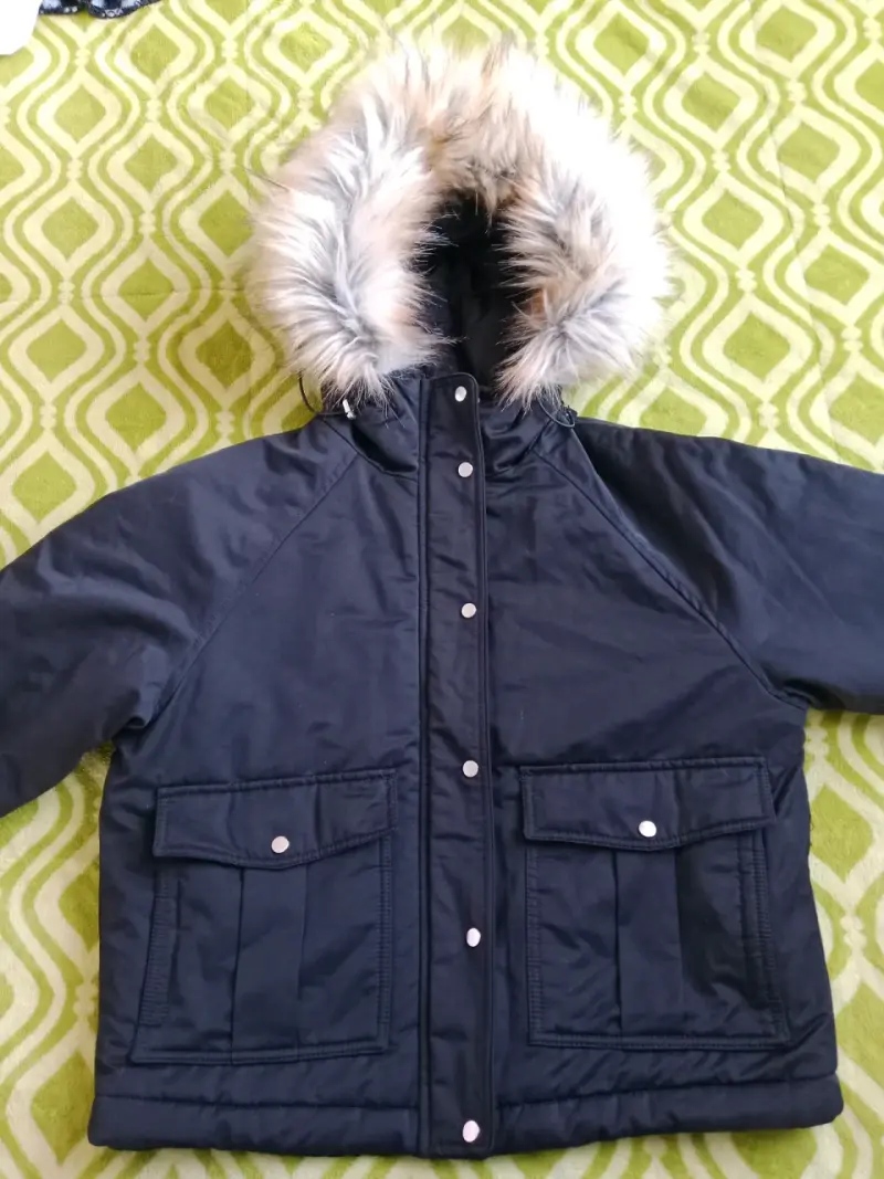 Parka negra con capucha de piel - 4