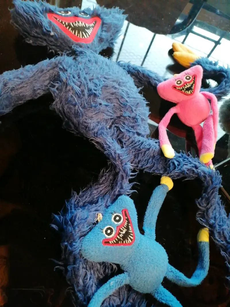Peluches de personajes Huggy Wuggy y Kissy Missy