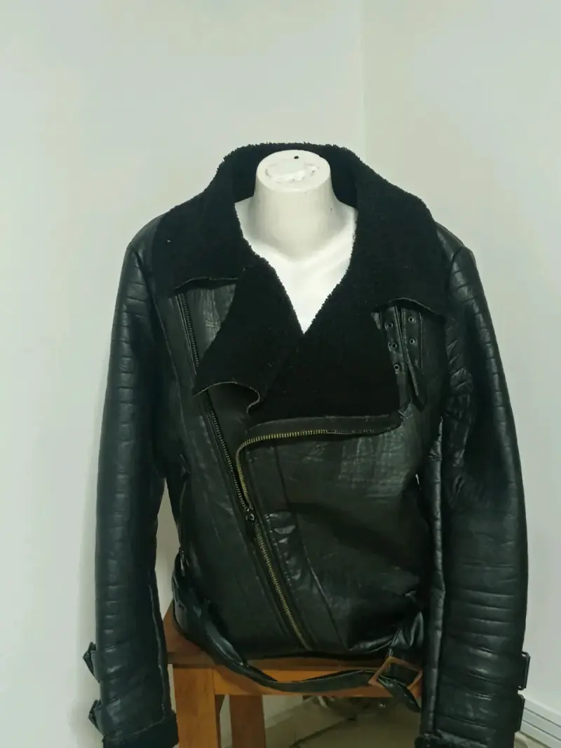 Chaqueta negra con cierre frontal - 1
