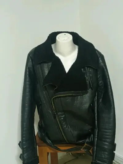 Chaqueta negra con cierre frontal - miniatura 1