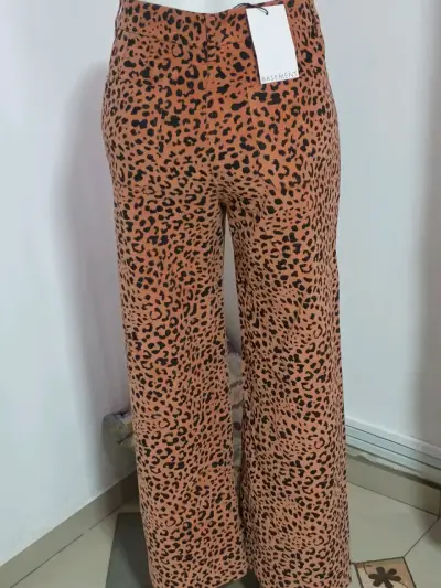 Chaqueta negra con cierre frontal - miniatura 3