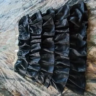 Falda negra con volantes - miniatura 1